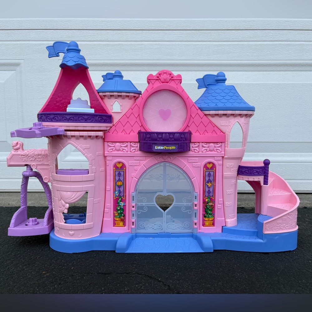 Fisher Price Little People (2023) Magical Lights Castle + 2 Princess Figurines!